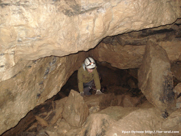 Спуск в пещеру Аверкиева Яма